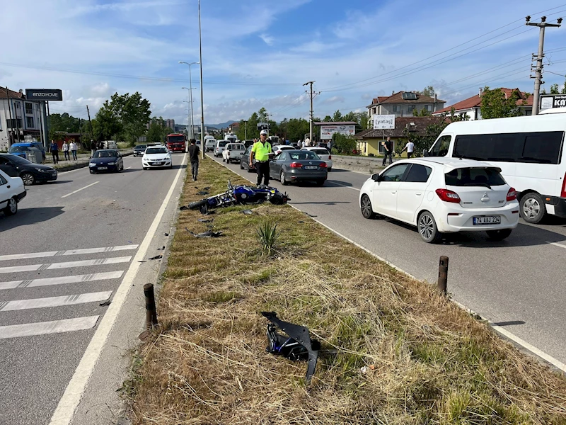 Ana yola çıkan minibüse çarptı, karşı şeritte aracın altında 70 metre sürüklendi; o anlar kamerada