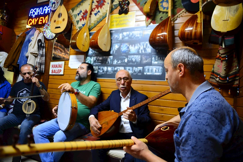 Masa oyunu ve sohbet yasak, Aşıklar Kahvesi