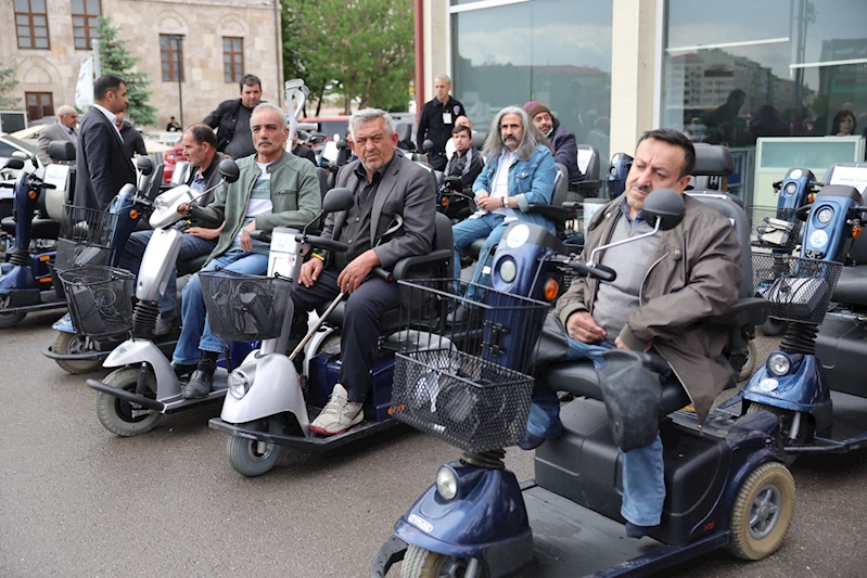 Sivas’ta hayırseverlerden engellilere akülü ve tekerlekli sandalye dağıtımı 