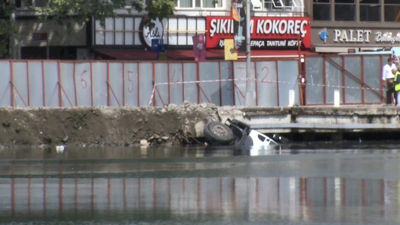 İstanbul - Sarıyer’de hafriyat kamyonu denize düştü