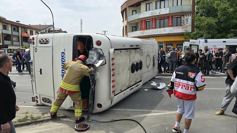 Kırmızı ışıkta geçen minibüse, otomobil çarptı: 7 yaralı