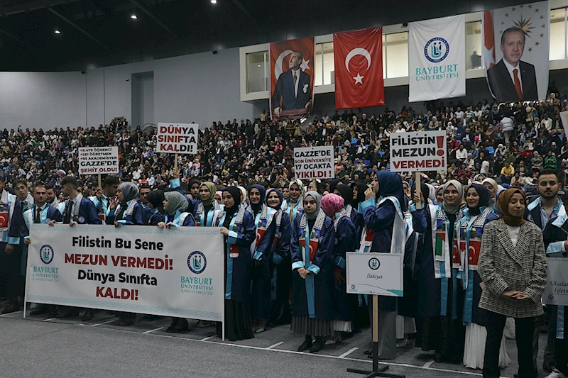 Bayburt Üniversitesi öğrencileri mezuniyet töreninde Filistin