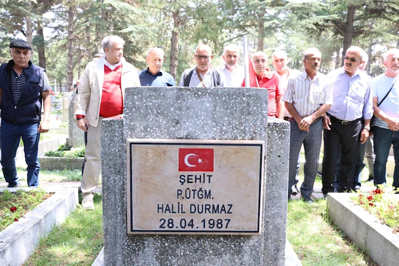 37 yıl önce şehit olan silah arkadaşlarını mezarı başında andılar