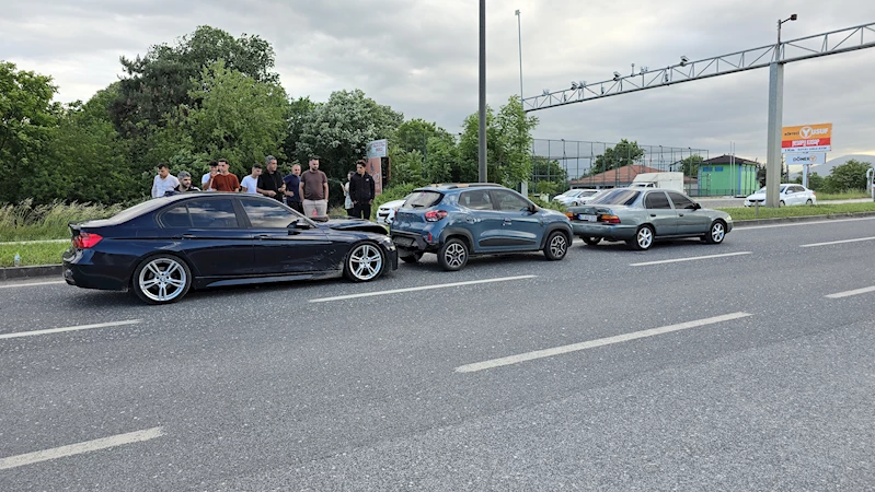 Bahçeye uçan otomobildeki 2 kişi yaralandı, kazaya bakanlar da zincirleme kaza yaptı