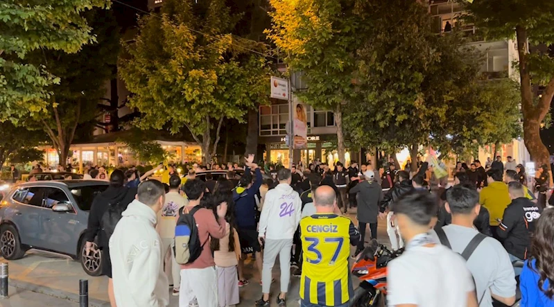 Bağdat Caddesi’nde Galatasaray taraftarlarının araçlarına saldırı