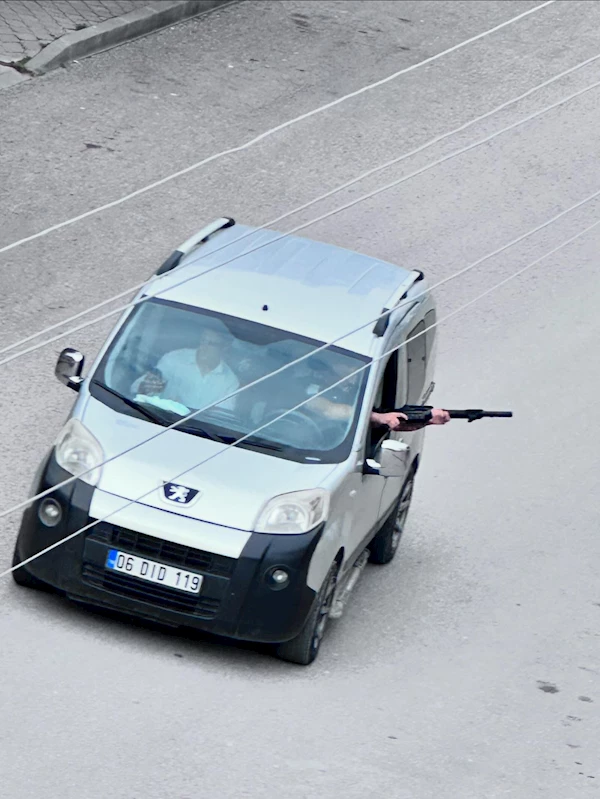 Düğün konvoyundaki aracın sürücüsü uzun namlulu silahla etrafa ateş açtı; o anlar kamerada