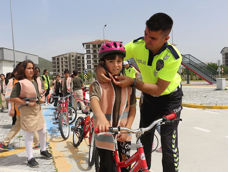 Miniklerden hatalı sürücülere kırmızı düdük