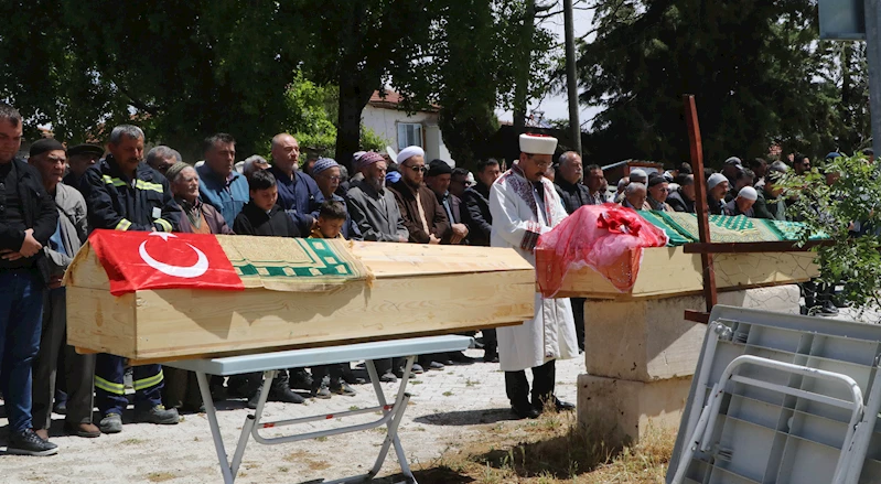 Kendi nişanına giderken kazada ölen abla ile kardeşi yan yana toprağa verildi