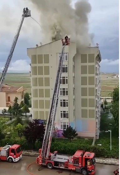 Başkentte korkutan çatı yangını: O anlar kamerada