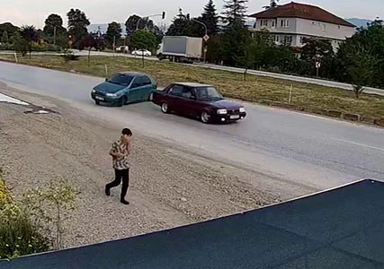 Otomobilin altında kalmaktan son anda kurtuldu