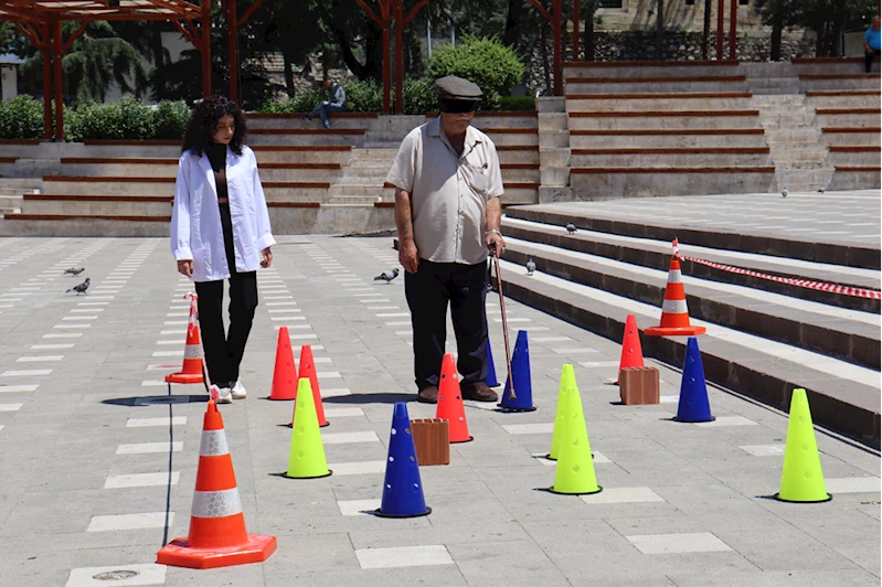 Vatandaşlar hazırlanan parkurda görme engellilerin yaşadıkları zorlukları deneyimledi