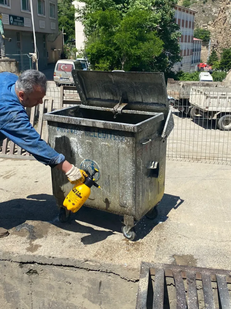 Artvin Belediyesi Çöp Konteynerlerini Temizliyor ve Onarıyor