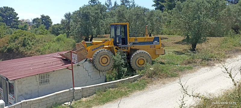 Hatay’da hızını alamayan kepçe işyerine daldı