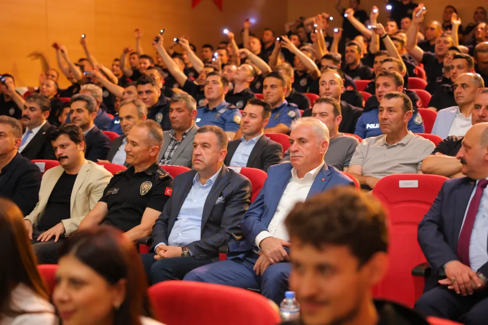 Bayburt Valisi Eldivan, Türk Polis Teşkilatının 179. Kuruluş Yıldönümü Konserinde Sanatçıları Tebrik Etti