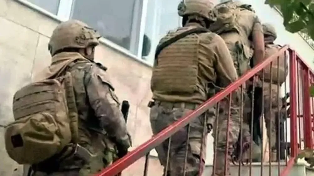 İzmir merkezli 2 ilde operasyon: 7 polis gözaltında