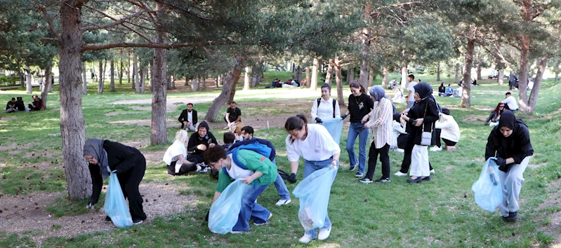 Öğrenciler kampüste 10 römork çöp topladı