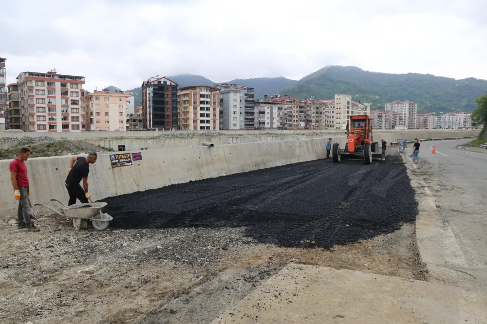 Arhavi Belediyesi, Kapisre Köprüsü Bölgesinde Yol Genişletme ve Asfaltlama Çalışmalarını Tamamladı