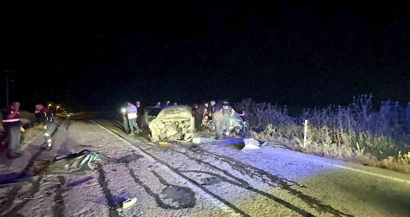 Oğlunun kullandığı otomobili sollamaya çalışan baba, kazaya neden oldu: 3 ölü, 5 yaralı