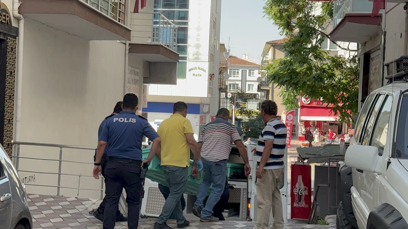 Boşanma aşamasındaki kadın evde sırtından bıçaklanmış halde ölü bulundu