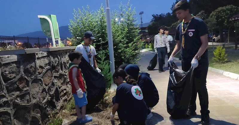 Osmaniye’de izciler, çevre temizliği yaptı