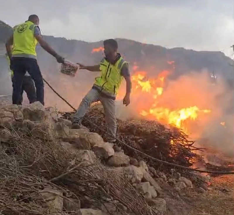 Siirt’te kurtarma ekibi, evinin önündeki yangına müdahale eden kadına yardım etti