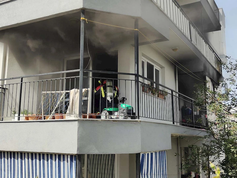 Yangında mahsur kalanları itfaiye kurtardı; dumandan etkilenen anne-kız hastaneye kaldırıldı