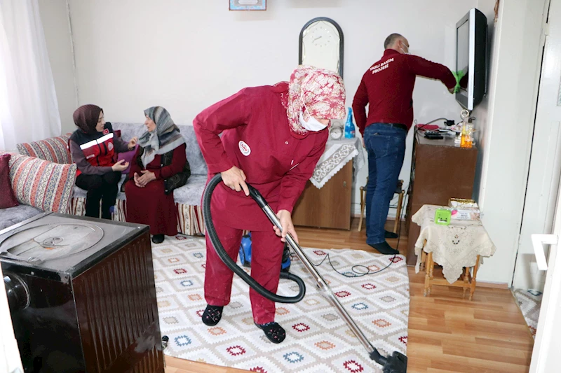  Evlerinde bayram temizliği yapılan yaşlı ve kimsesiz kadınların hayallerini de gerçekleştirdiler