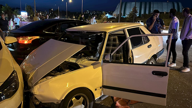 Kaza yapan sürücüsü, otomobildeki yaralı kadını bırakıp yaya olarak kaçtı