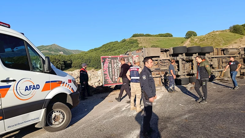 Tunceli’de devrilen TIR