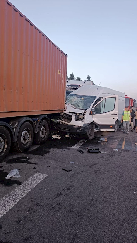 Otoyolda minibüs, otomobil ile 2 TIR’a çarptı