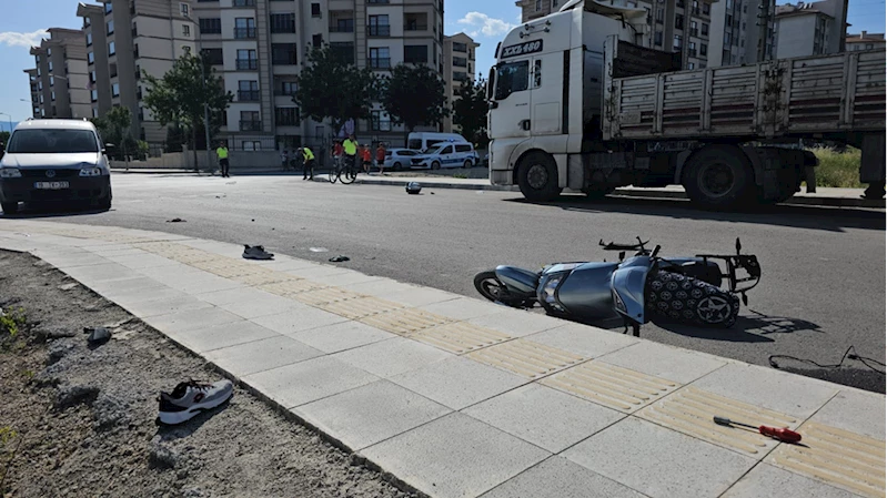 Çorum’da hafif ticari araçla motosikletin kazası güvenlik kamerasınca kaydedildi