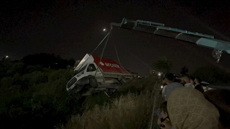 Müşteriye ürün getirdiği kamyoneti park halindeyken hareket edip vadiye yuvarlandı