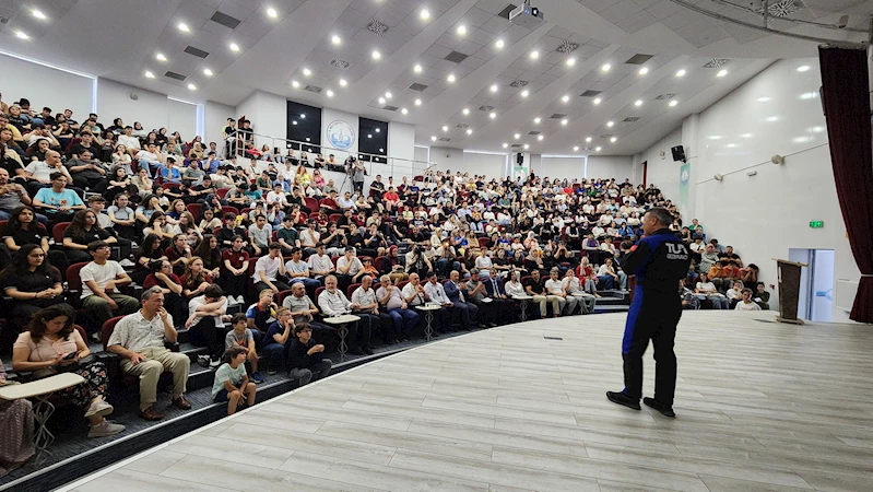 İlk Türk astronot Gezeravcı, Kütahya’da öğrencilerle buluştu