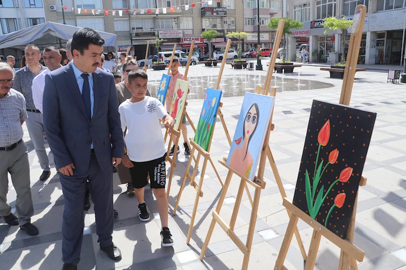 Çocuk evlerinde kalan öğrencilerin eserleri sergilendi