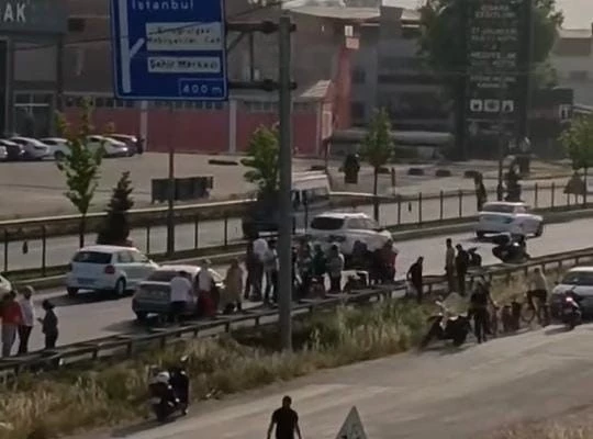 Karayolundan karşıya geçmek isteyen yayaya çarpan motosikletli ağır yaralandı