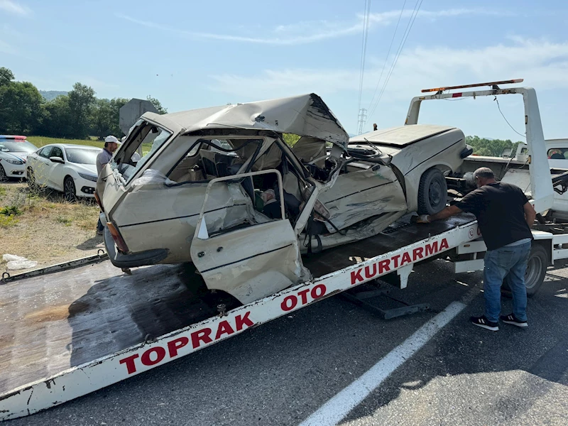 Kaza yerine gelen baba, otomobildeki hasarı görünce sürücü oğlu için endişelendi