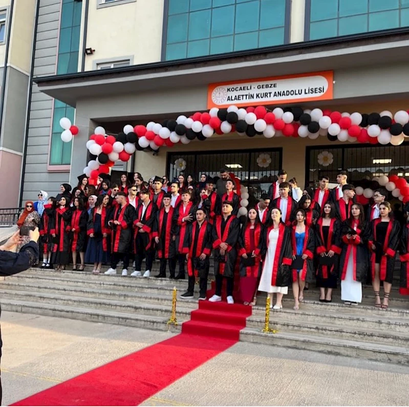 Kocaeli Valiliği’nden, ‘uygunsuz kıyafet’ gerekçesiyle öğrencilerin mezuniyet törenine alınmamasına inceleme / Ek fotoğraf