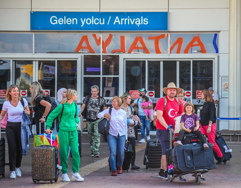 Antalya Havalimanı yolcu trafiği 10 milyona yaklaştı