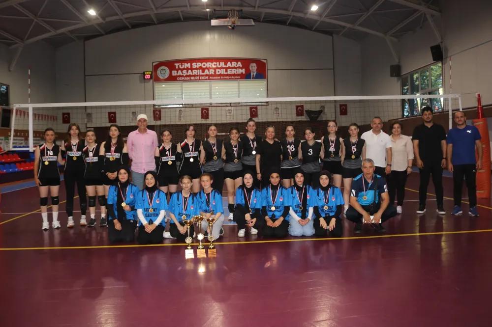 Heyecan Dolu Mücadele: Akçaabat Voleybol Turnuvası Şampiyonları Belli Oldu!