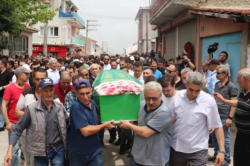 Babasının öldürdüğü Merve ve 7 yaşındaki oğlu tek tabuta konuldu, yan yana toprağa verildi