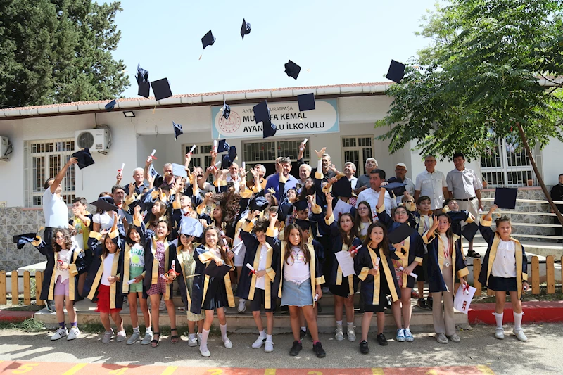 50 yıl önceki ilk mezunlara diploma 