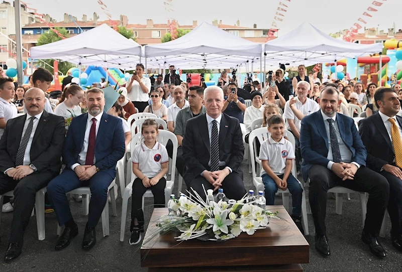 İstanbul - 50. Yıl Ahmet Merter İlkokulu 1.sınıf öğrencileri karnelerini Vali Gül