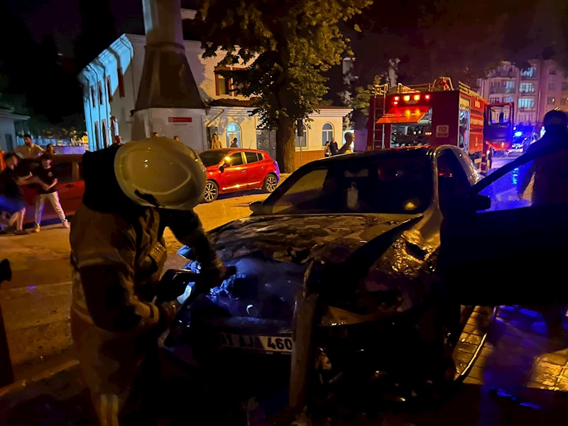 Park halindeyken kendi kendine çalışıp hareket eden otomobil, yol kenarındaki demir dubaya çarpıp alev aldı