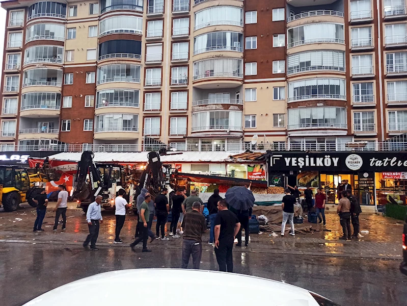 Yozgat’ta şiddetli rüzgar, çatıları uçurdu; olay anı kamerada