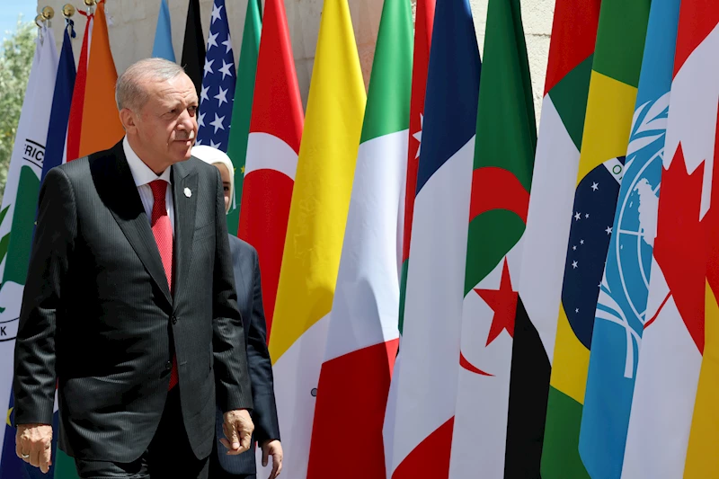 Cumhurbaşkanı Erdoğan, G7’de liderle ayaküstü sohbet etti-2