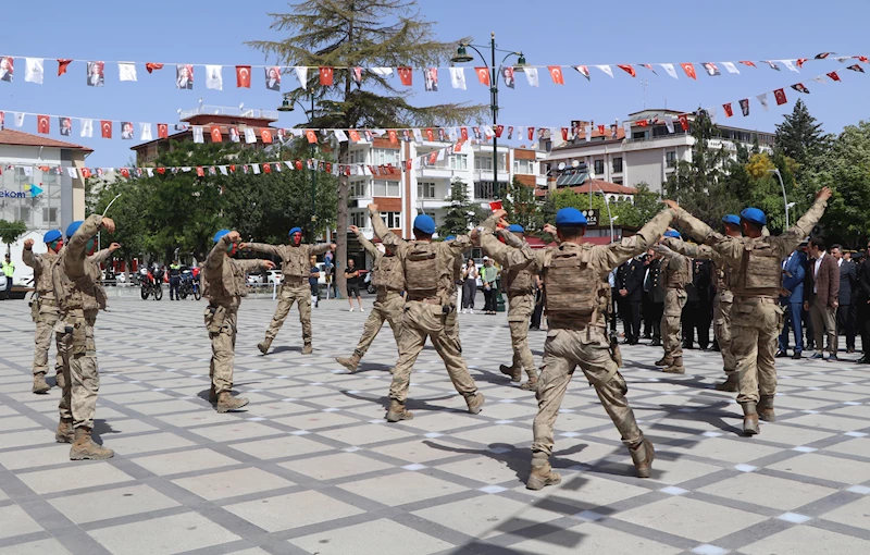 Jandarmalar harmandalı oynadı