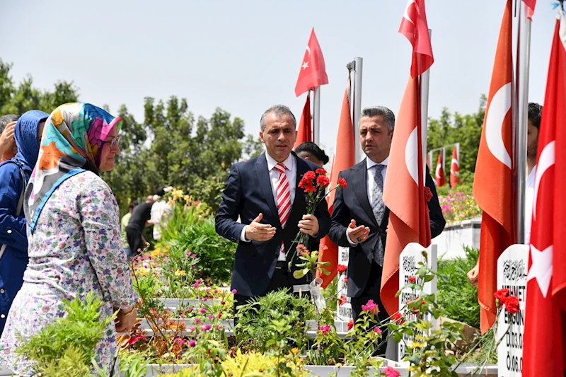 Kurban Bayramı arifesinde şehitlikler ve deprem mezarlıklarına ziyaret