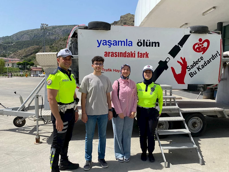 Polisten bayram yolcularına “simülasyon aracıyla” kemer uyarısı