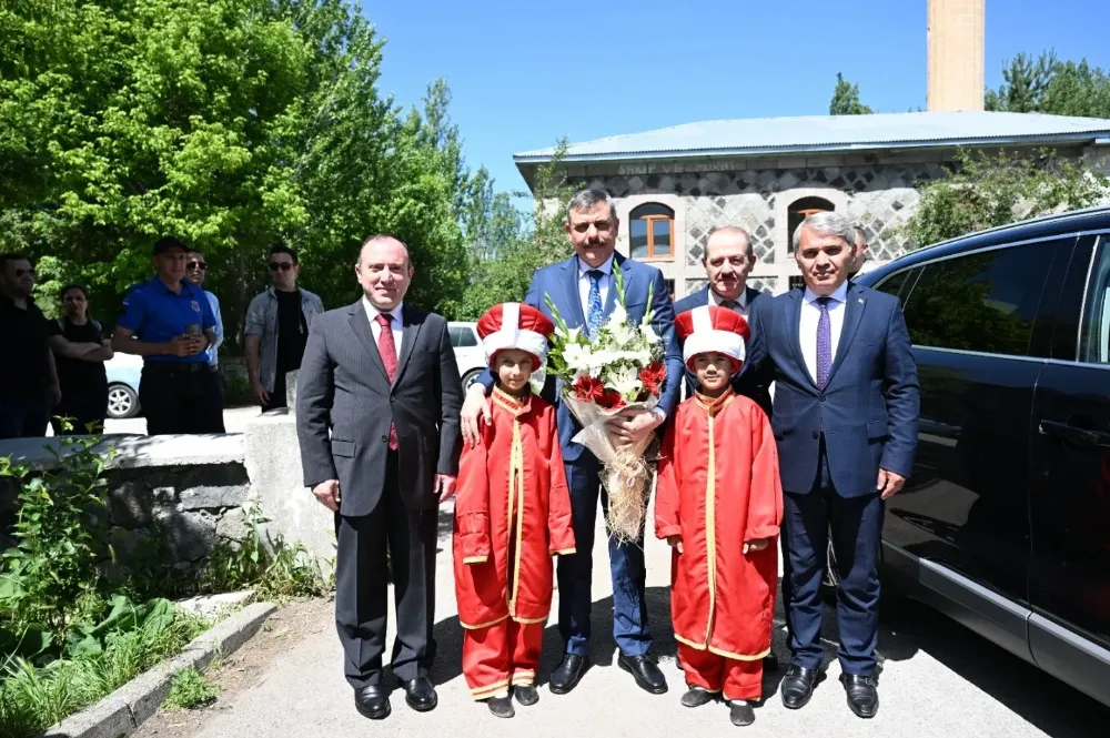 Erzurum Valisi Çiftçi, Dumlu İlkokulu Öğrencilerine Karne ve Kitap Hediye Etti