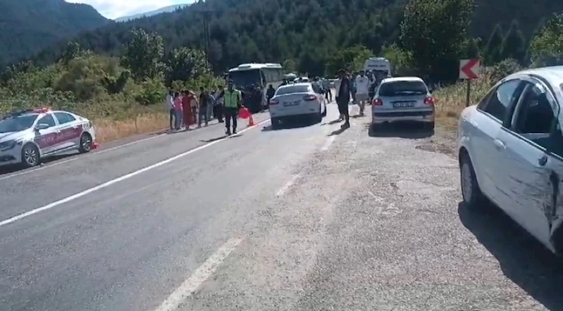 Otomobille çarpıştıktan sonra otobüsün altında kalan motosikletin sürücüsü öldü